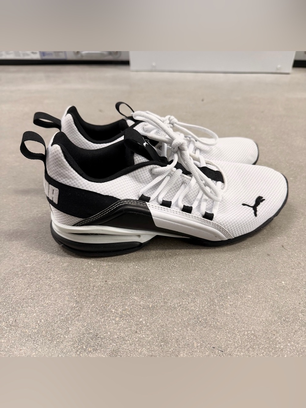 PUMA Axelion Break Menโs White Black Athletic Sneakers Size 7.5